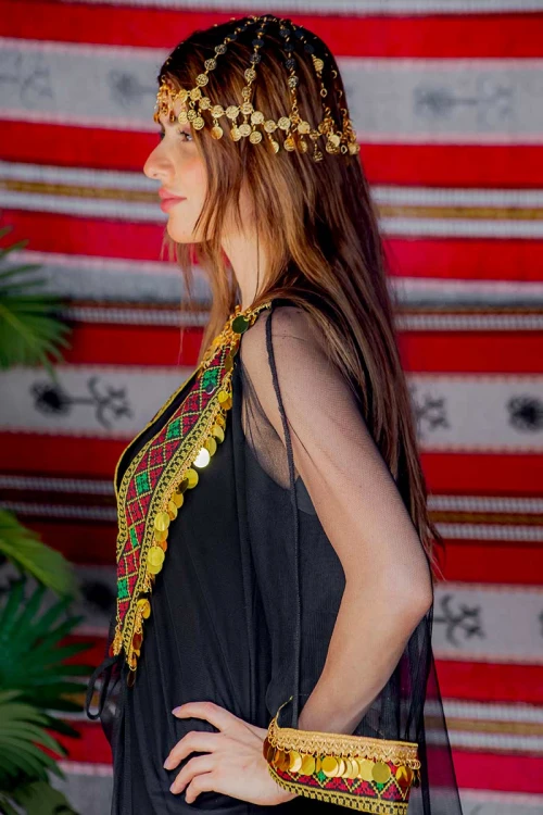 جلابية نسائية ليوم التأسيس بقماش الشيفون مزينة بتطريز و جنيهات على شكل سبعة من الأمام و الأكمام و برباط في الخصر