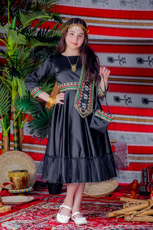 فستان  تراثي بناتي قطعتين  لون أسود مزين بتطريز تراثي و بحزام في الخصر مع شنطة صغيرة