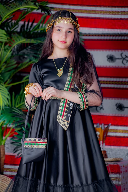 فستان  تراثي بناتي قطعتين  لون أسود مزين بتطريز تراثي و بحزام في الخصر مع شنطة صغيرة