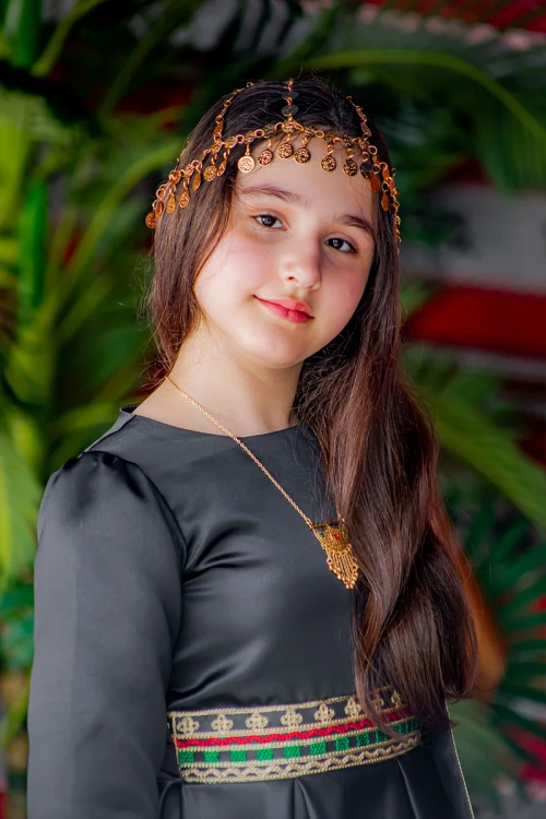 فستان  تراثي بناتي قطعتين  لون أسود مزين بتطريز تراثي و بحزام في الخصر مع شنطة صغيرة