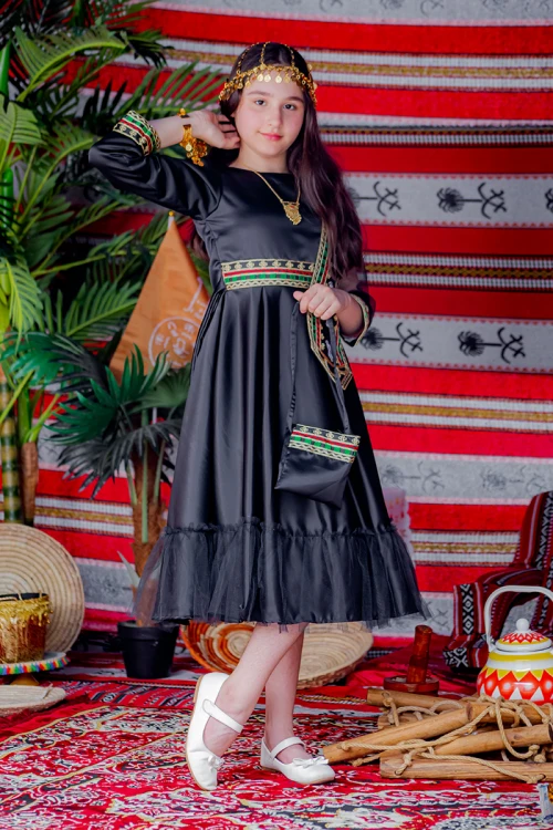 فستان  تراثي بناتي قطعتين  لون أسود مزين بتطريز تراثي و بحزام في الخصر مع شنطة صغيرة