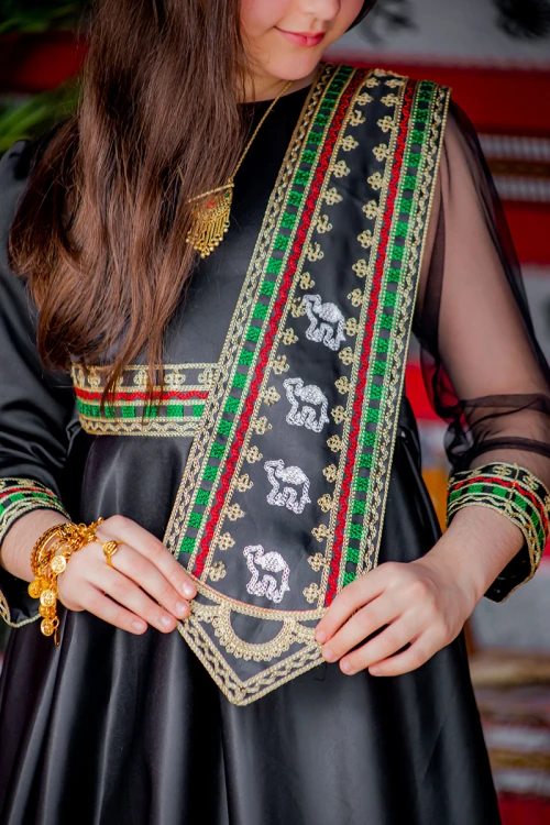 فستان  تراثي بناتي قطعتين  لون أسود مزين بتطريز تراثي و بحزام في الخصر مع شنطة صغيرة