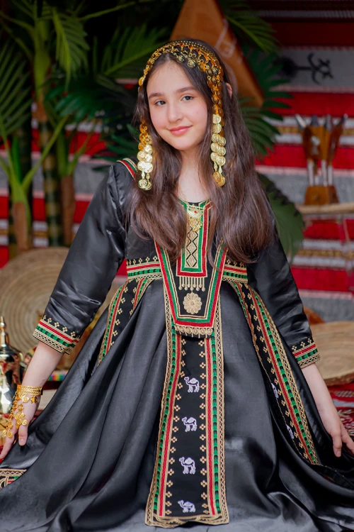 فستان تراثي بناتي لون أسود مزين بتطريز تراثي