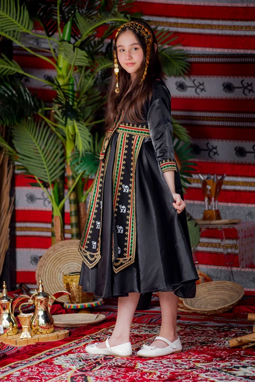 فستان تراثي بناتي لون أسود مزين بتطريز تراثي