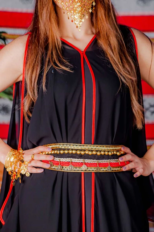 جلابية نسائية ليوم التأسيس متعددة الألوان بقماش استرتش من الداخل و شيفون من الخارج و بحزام في الخصر