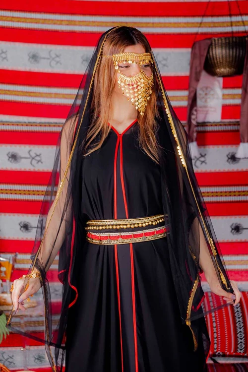 جلابية نسائية ليوم التأسيس متعددة الألوان بقماش استرتش من الداخل و شيفون من الخارج و بحزام في الخصر