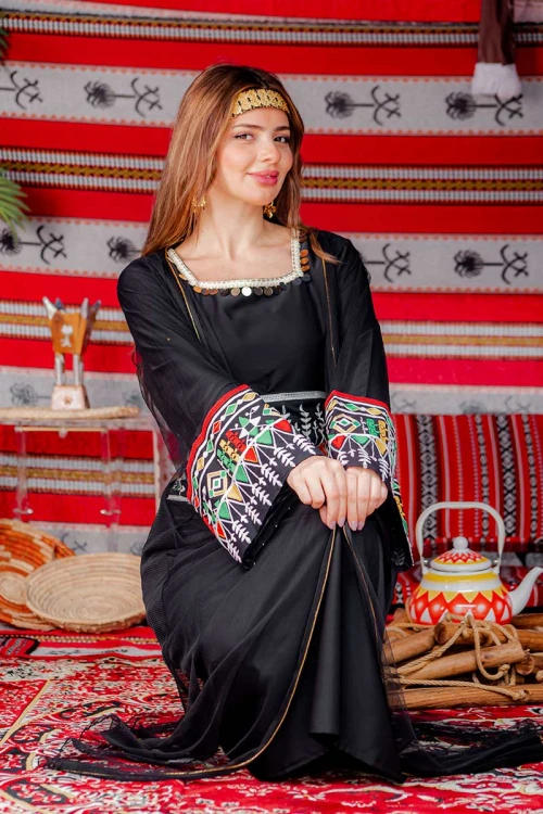 جلابية نسائية تراثية لون أسود بياقة مربعة مزينة بجنيهات و بتطريز ملون من الخصر و الأكمام و رباط من الخلف