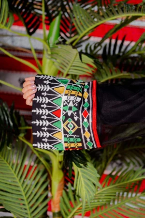 جلابية نسائية تراثية لون أسود بياقة مربعة مزينة بجنيهات و بتطريز ملون من الخصر و الأكمام و رباط من الخلف