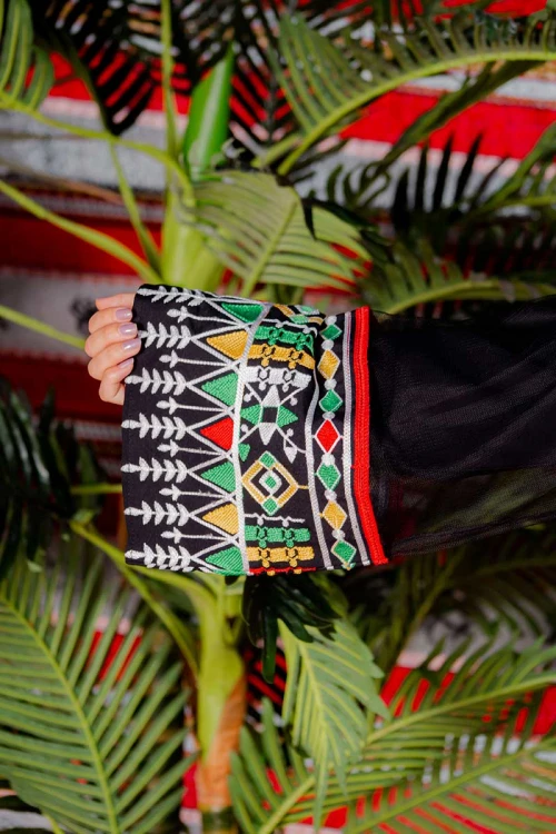 جلابية نسائية تراثية لون أسود بياقة مربعة مزينة بجنيهات و بتطريز ملون من الخصر و الأكمام و رباط من الخلف