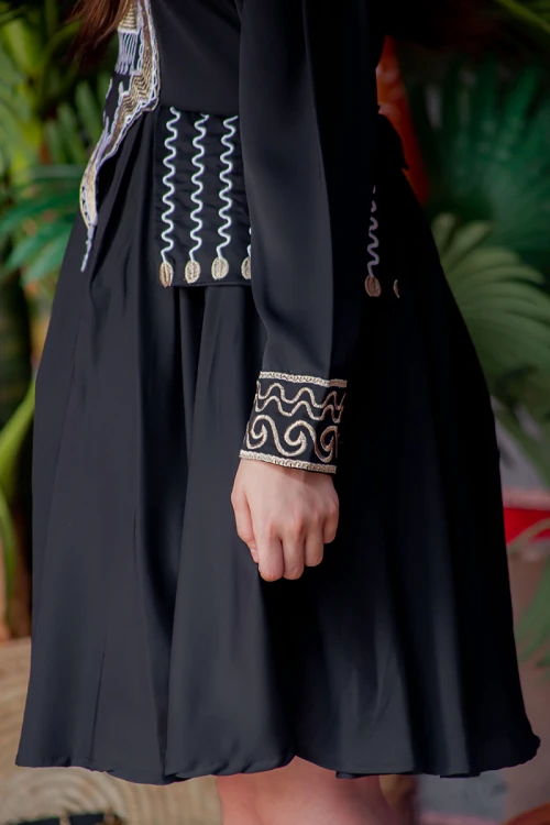 فستان بناتي تراثي قصير لون أسود مزين بتطريز ذهبي و فضي من الأمام و الأكمام