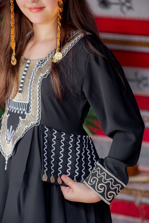 فستان بناتي تراثي قصير لون أسود مزين بتطريز ذهبي و فضي من الأمام و الأكمام