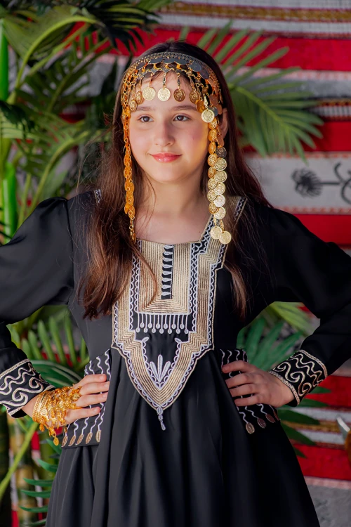 فستان بناتي تراثي قصير لون أسود مزين بتطريز ذهبي و فضي من الأمام و الأكمام