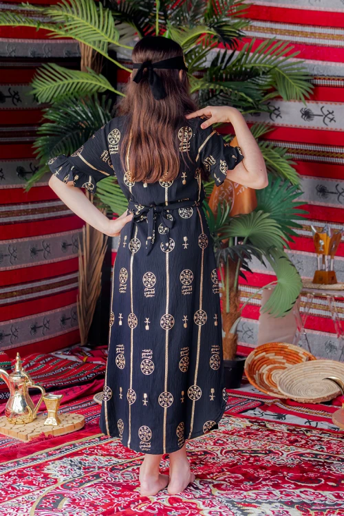 فستان بناتي لون أسود بأكمام قصيرة مزين بطبعات من شعار يوم التأسيس باللون الذهبي و رباط من الخصر