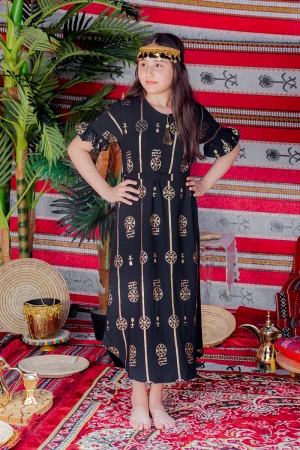 فستان بناتي لون أسود بأكمام قصيرة مزين بطبعات من شعار يوم التأسيس باللون الذهبي و رباط من الخصر 