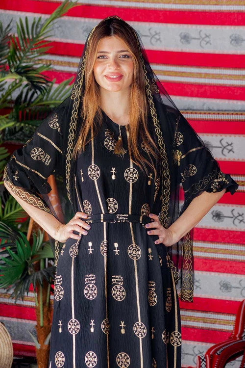 فستان  نسائي تراثي لون أسود بأكمام قصيرة مزين بطبعات من شعار يوم التأسيس باللون الذهبي و رباط من الخصر
