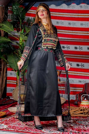 جلابية نسائية تراثية لون أسود بتطريز تراثي ملون من الأمام و الأكمام مزينة بجنيهات من الأمام و برباط في الخصر مع قماش شيفون من الخارج 