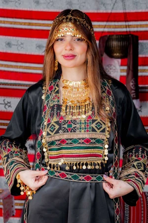 جلابية نسائية تراثية لون أسود بتطريز تراثي ملون من الأمام و الأكمام مزينة بجنيهات من الأمام و برباط في الخصر مع قماش شيفون من الخارج 