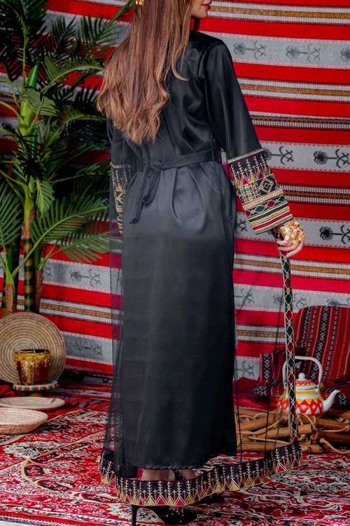 جلابية نسائية تراثية لون أسود بتطريز تراثي ملون من الأمام و الأكمام مزينة بجنيهات من الأمام و برباط في الخصر مع قماش شيفون من الخارج