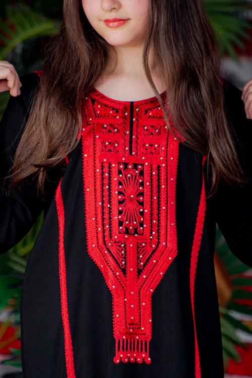 جلابية بناتي تراثي لون أسود بتطريز لون أحمر