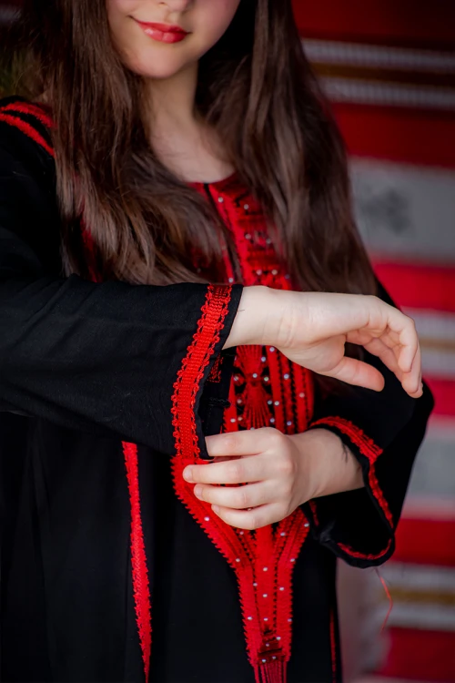 جلابية بناتي تراثي لون أسود بتطريز لون أحمر