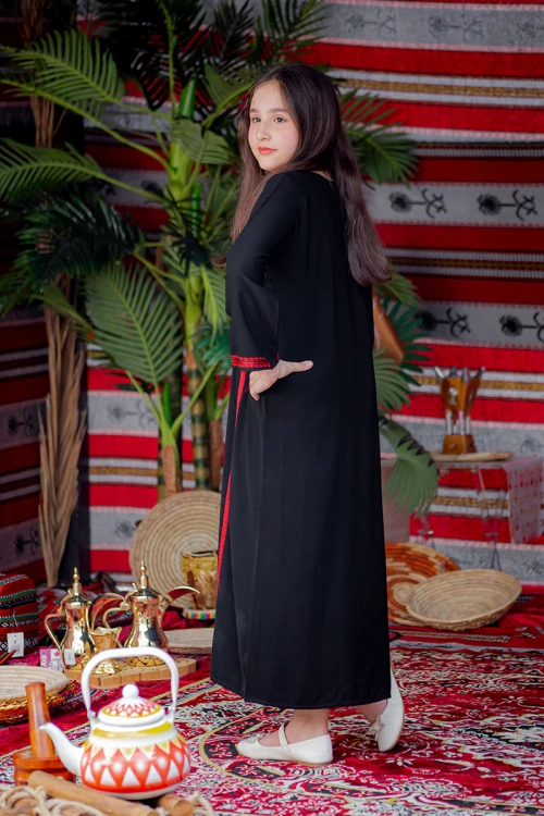 جلابية بناتي تراثي لون أسود بتطريز لون أحمر