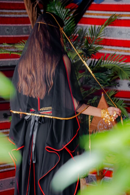 برقع نسائي لون ذهبي ليوم التأسيس