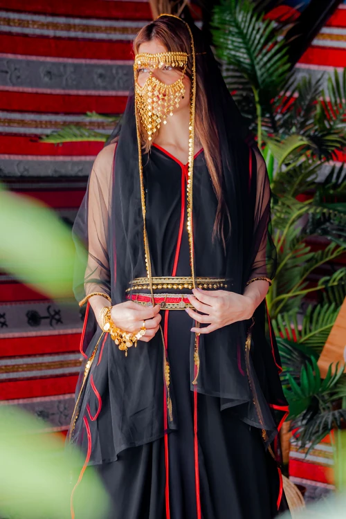 برقع نسائي لون ذهبي ليوم التأسيس