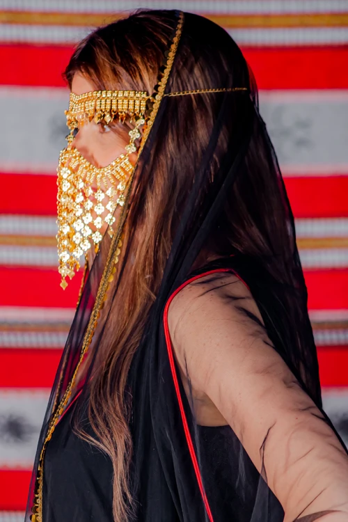 برقع نسائي لون ذهبي ليوم التأسيس