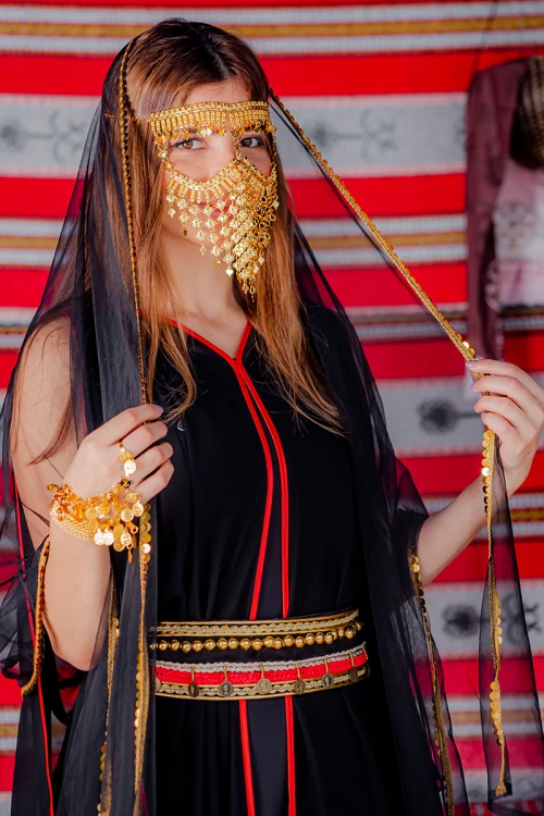 برقع نسائي لون ذهبي ليوم التأسيس