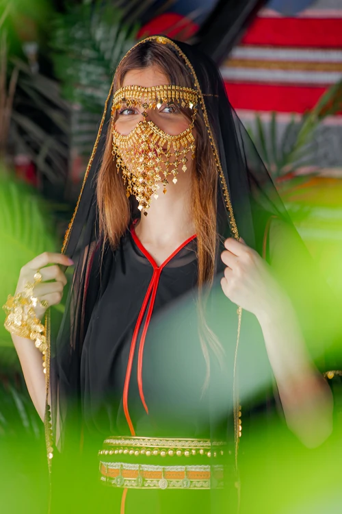 برقع نسائي لون ذهبي ليوم التأسيس