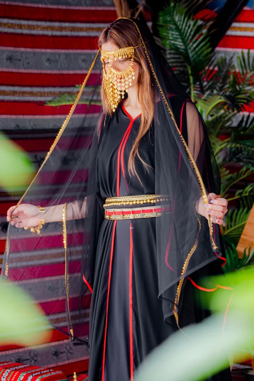 برقع نسائي لون ذهبي ليوم التأسيس