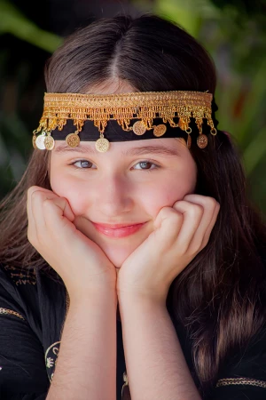 ربطة رأس تراثية لون أسود مزينة بجنيهات ذهبية