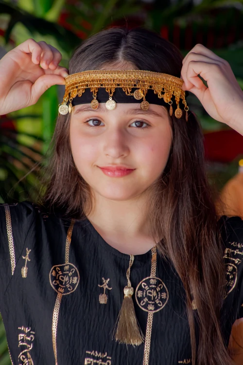 ربطة رأس تراثية لون أسود مزينة بجنيهات ذهبية
