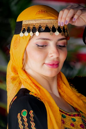 ربطة رأس تراثية لون أسود مزينة بجنيهات ذهبية