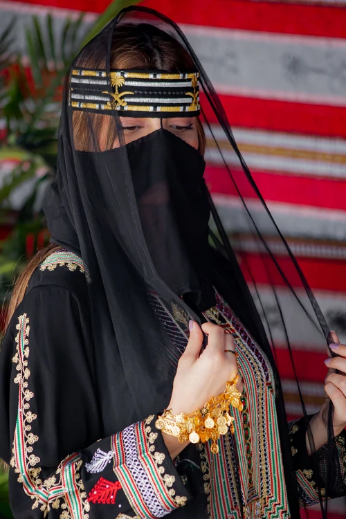 برقع نسائي لون أسود ليوم التأسيس بتطريز باللون الذهبي و الفضي من الأعلى و بخيط من الأمام