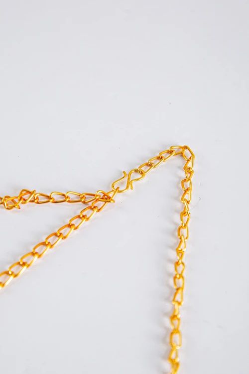 برقع نسائي لون ذهبي ليوم التأسيس