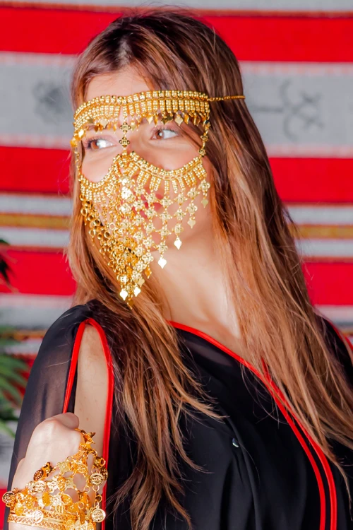 برقع نسائي لون ذهبي ليوم التأسيس