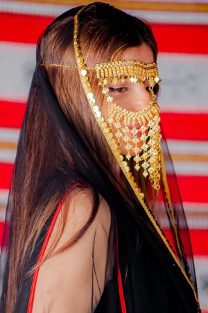 برقع نسائي لون ذهبي ليوم التأسيس 