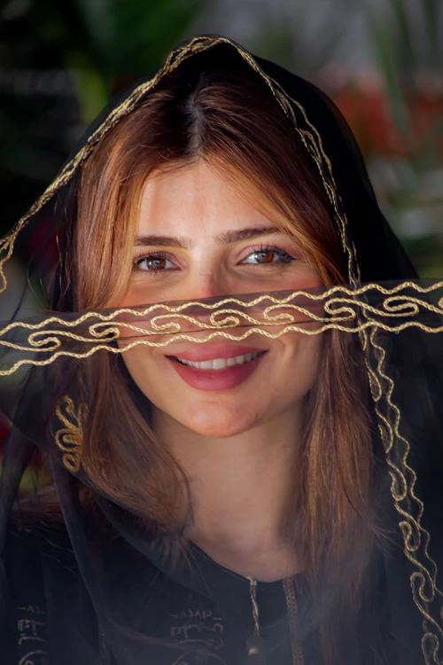 طرحة شيفون لون أسود بتطريز ذهبي من الأطراف