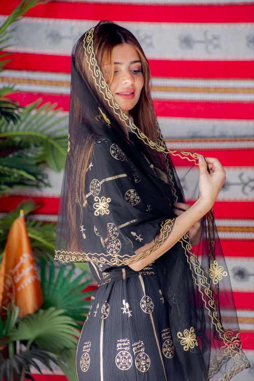 طرحة شيفون لون أسود بتطريز ذهبي من الأطراف