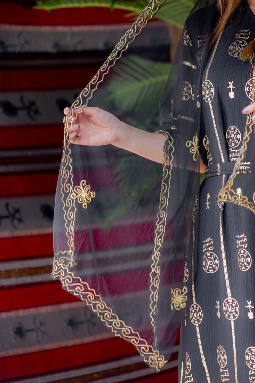 طرحة شيفون لون أسود بتطريز ذهبي من الأطراف