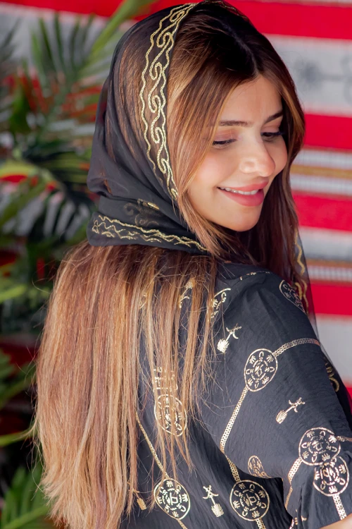 طرحة شيفون لون أسود بتطريز ذهبي من الأطراف