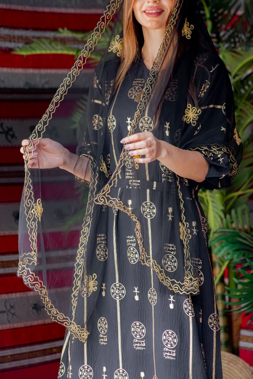 طرحة شيفون لون أسود بتطريز ذهبي من الأطراف