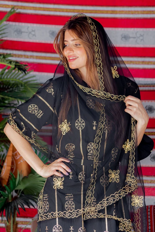 طرحة شيفون لون أسود بتطريز ذهبي من الأطراف