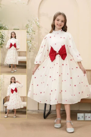 فستان بناتي لون اوف وايت بياقة عالية و أكمام طويلة و فيونكة باللون الأحمر من الأمام