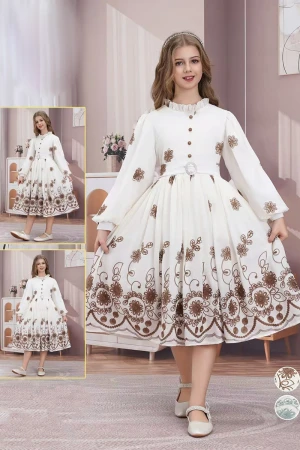 فستان بناتي لون أبيض مشجر باللون البني بياقة عالية و أكمام طويلة و بأزرار من الأمام مع حزام من الخصر 