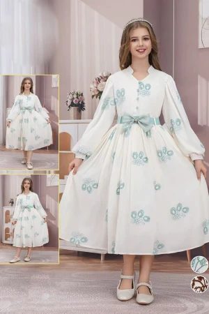 فستان بناتي لون أبيض مشجر باللون الفستقي بأكمام طويلة و بأزرار من الأمام مع حزام من الخصر 