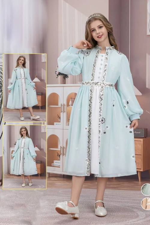 فستان بناتي لون سماوي و أبيض مزين بالورود بأكمام طويلة و بأزرار من الأمام مع حزام من الخصر