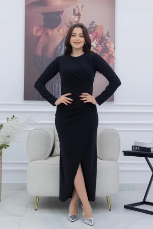 فستان نسائي لون أسود لماع بياقة دائرية و زم من الخصر ذو أكمام طويلة و فتحة من الأمام و سحاب من الخلف