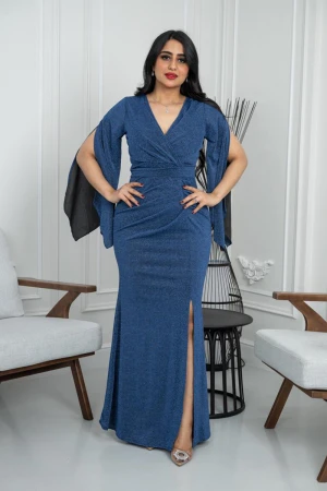 فستان نسائي لون أزرق بياقة قصة سبعة بأكمام منسدلة و رباط من الخلف و فتحة من الأمام